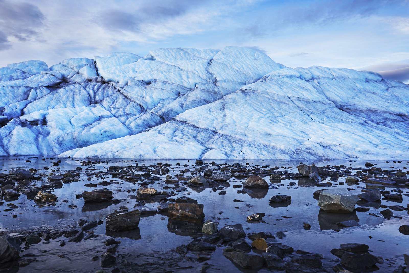 Wpływ zmian klimatycznych w Arktyce na pogodę w Europie 7 majestic blue glacier under a cloudy sky 2024 07 08 18 01 49 utc