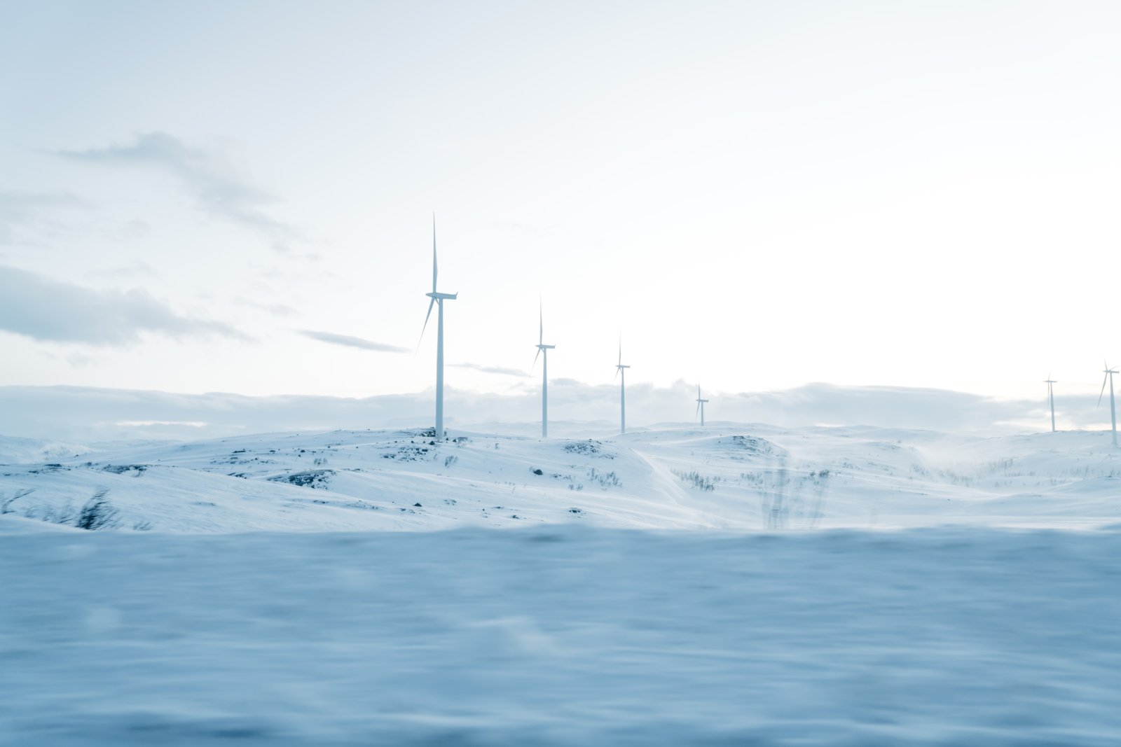 Zielona energia w Arktyce - potencjał i wyzwania 3 snowy valley with windmills in daylight 2023 11 27 05 16 04 utc